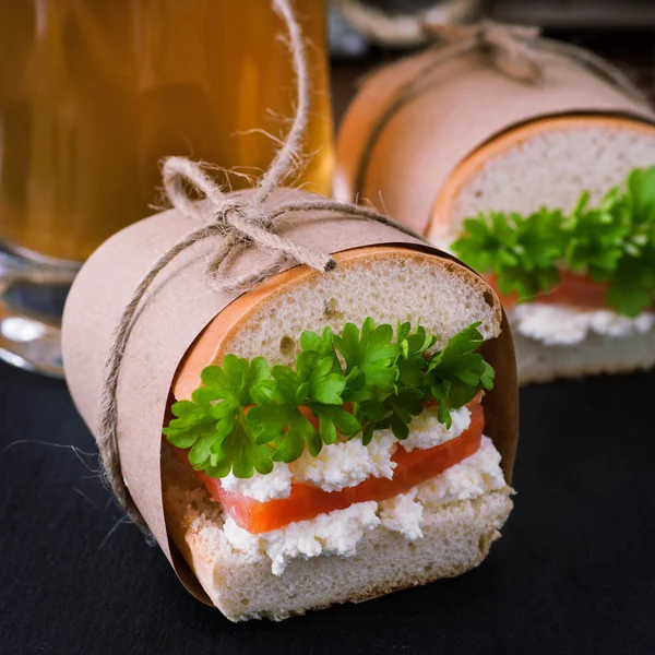 Sandwich al salmone su fondo rustico in legno bianco — Foto Stock
