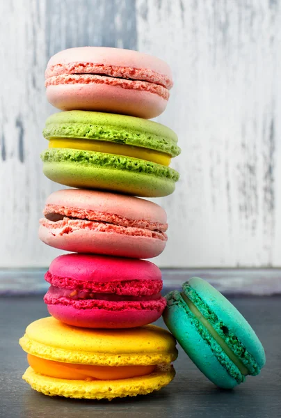 Retro Pastel arka plan üzerinde renkli Macaroons