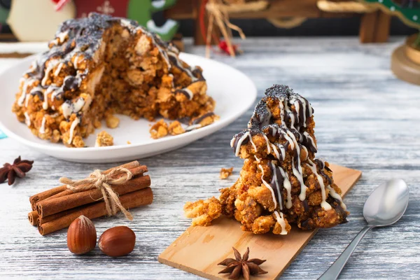 Süßer Kuchen mit Schokolade, Kondensmilch, Mohn und Keksen — Stockfoto