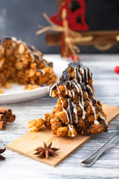 Dolce Torta con Cioccolato, Latte Condensato, Semi di Papavero e Cooki — Foto Stock