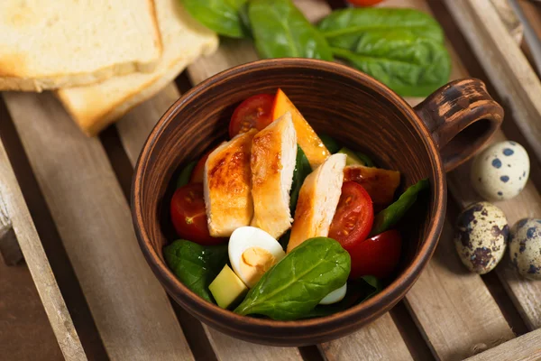 Kiraz domates ve ıspanak Tavuk salatası — Stok fotoğraf