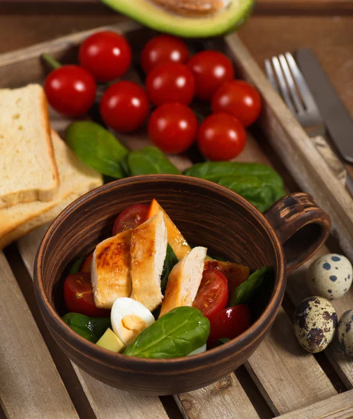 Kiraz domates ve ıspanak Tavuk salatası — Stok fotoğraf