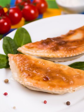 Pasties ekşi krema, ıspanak ve kiraz domates ile 