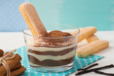 Tiramisu tatlı peçete üzerinde cam