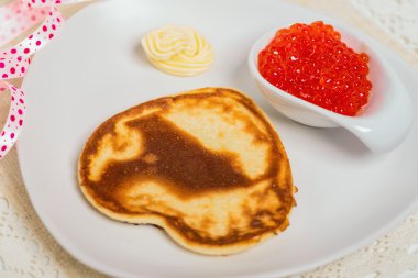 Şenlikli bir porsiyon havyar ile gözleme