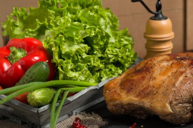 Biber, salatalık, soğan, marul ve kızarmış Kuzu