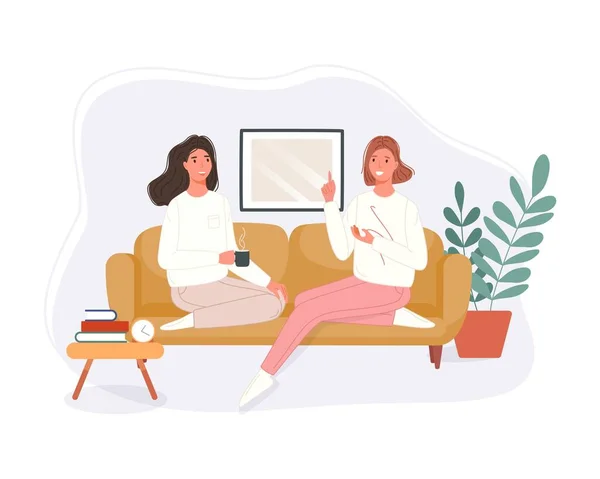 Счастливые две женщины сидят на диване, пьют кофе и разговаривают дома. Улыбающийся персонаж проводит время вместе. Векторная иллюстрация — стоковый вектор