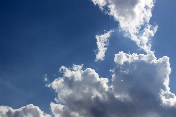 Blauer Himmel mit Wolkennahaufnahme — Stockfoto