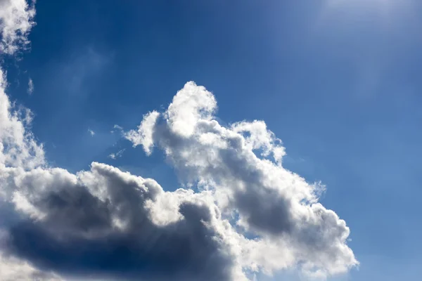 Blauwe lucht met wolk close-up — Stockfoto