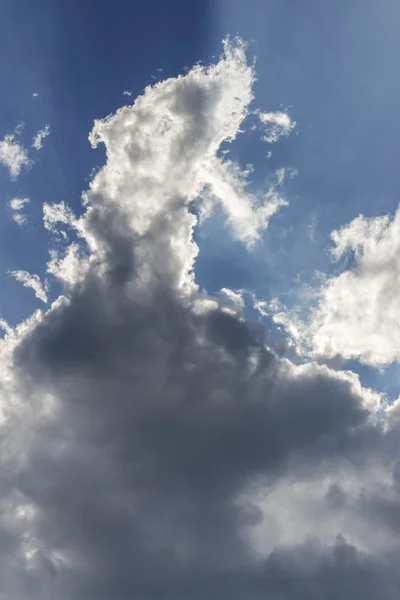 Céu azul com closeup nuvem — Fotografia de Stock