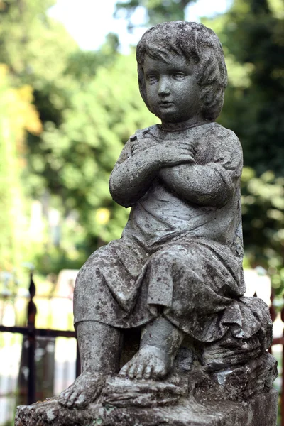 Estátua velha na sepultura no cemitério de Lychakivskyj de Lviv, Ucrânia . — Fotografia de Stock