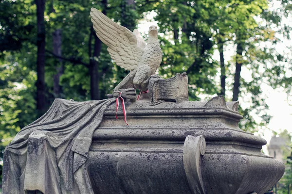 Vecchia statua sulla tomba nel cimitero Lychakivskyj di Leopoli, Ucraina — Foto Stock