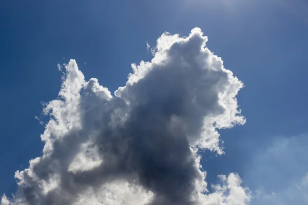 Blauer Himmel mit Wolkennahaufnahme — Stockfoto