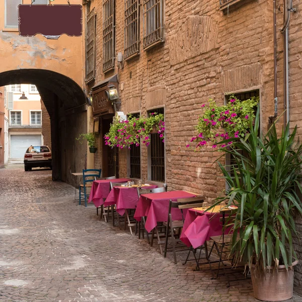 Antiguo pub en un pequeño callejón en el centro de Ferrara Italia —  Fotos de Stock