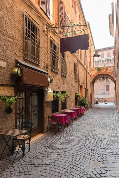 Pub velho em um beco minúsculo no centro da cidade de Ferrara Itália — Fotografia de Stock