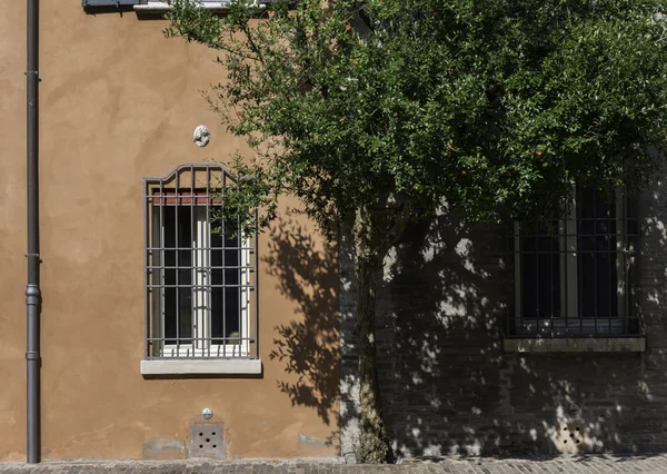 Kleine oranje villa in een verborgen tuin van Ferrara, Italië — Stockfoto