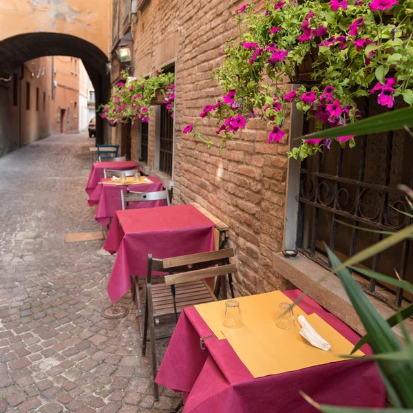 Antiguo pub en un pequeño callejón en el centro de Ferrara Italia —  Fotos de Stock