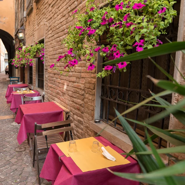 Antiguo pub en un pequeño callejón en el centro de Ferrara Italia —  Fotos de Stock