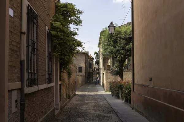 Старая аллея в центре города Ferrara Италия — стоковое фото
