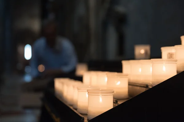 Glühende Kerzen in der Kathedrale des Trento — Stockfoto