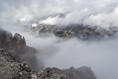 Alpes italianos, vista de val gardena desde la cima de la montaña entre las nubes