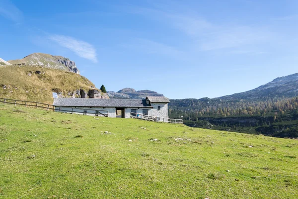 Edifícios de tijolos nas dolomitas italianas durante um dia ensolarado — Fotografia de Stock