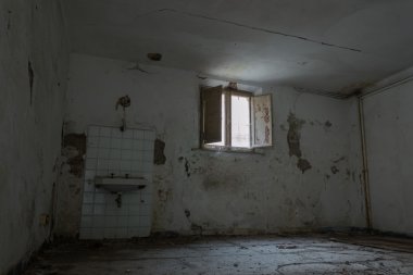 Şehir terk edilmiş bir tımarhanede iç