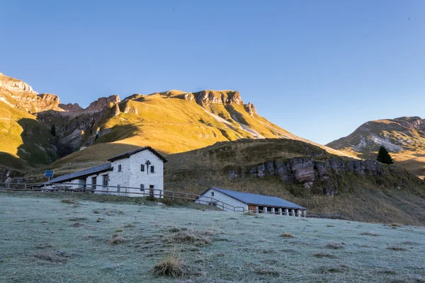 Soğuk gün doğumu sırasında İtalyan Dolomites — Stok fotoğraf