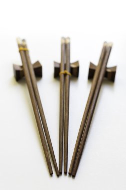 Beyaz bir arka plan üzerinde Çin yemek çubukları kümesini