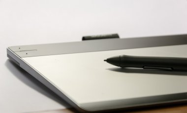 Yakın çekim onun Kalem aracıyla bir grafik tablet