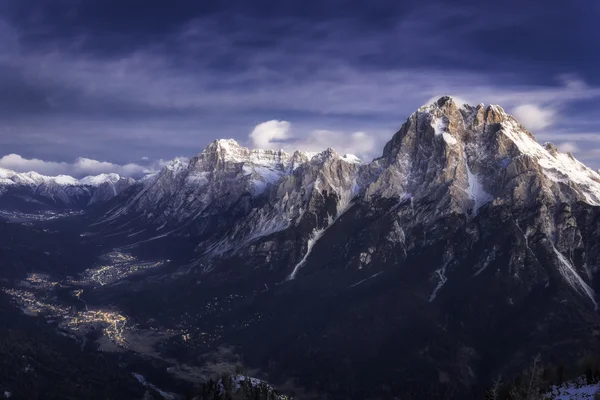 Cadore valley during the sunrise in winter — Stock Photo, Image