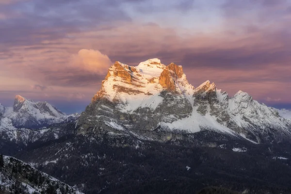 Monte Pelmo durante o nascer do sol no inverno — Fotografia de Stock