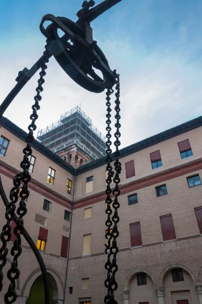 Water gat in de binnenplaats van Ferrara kasteel — Stockfoto