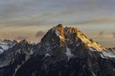 Mount Antelao Cadore Valley sun tarafından aydınlanmış