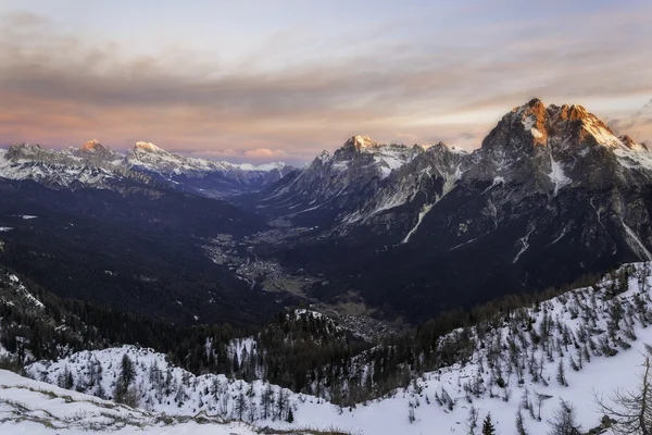 Cadore Tal während des Sonnenaufgangs im Winter — Stockfoto