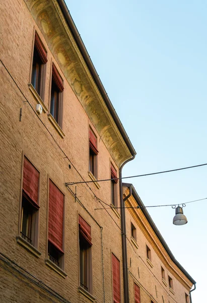 Antiga casa medieval no centro da cidade de Ferrara — Fotografia de Stock