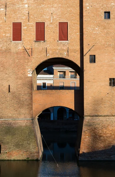 Alte mittelalterliche burg in der mitte von ferrara — Stockfoto