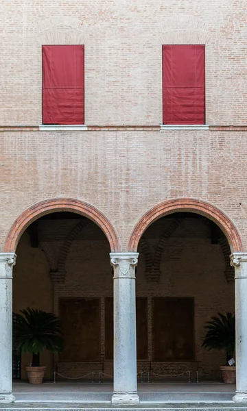 Antigo castelo medieval no centro da cidade de Ferrara — Fotografia de Stock