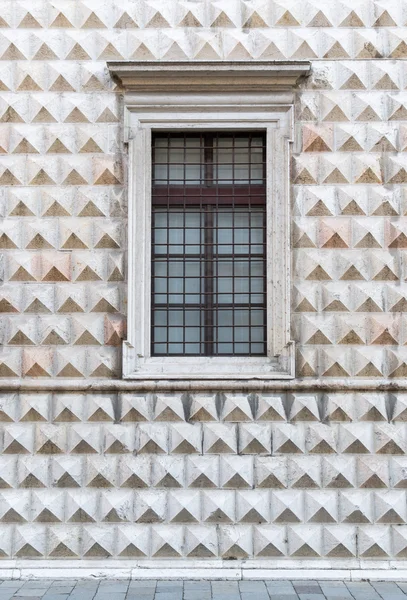 Diamanti paleis in het centrum van Ferrara — Stockfoto