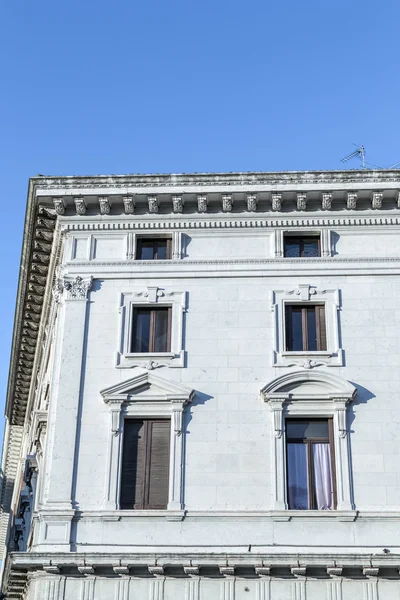 Ancient renaissance building in the downtown of Ferrara — Stock Photo, Image