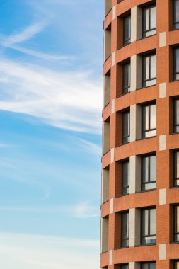 Güneşli bir günde yeni apartman