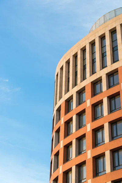 New apartment building on a sunny day — Stock Photo, Image