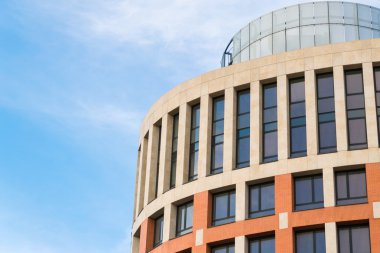 Güneşli bir günde yeni apartman