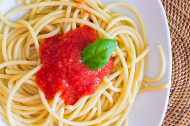 Domates ve fesleğen ile İtalyan spagetti yemek