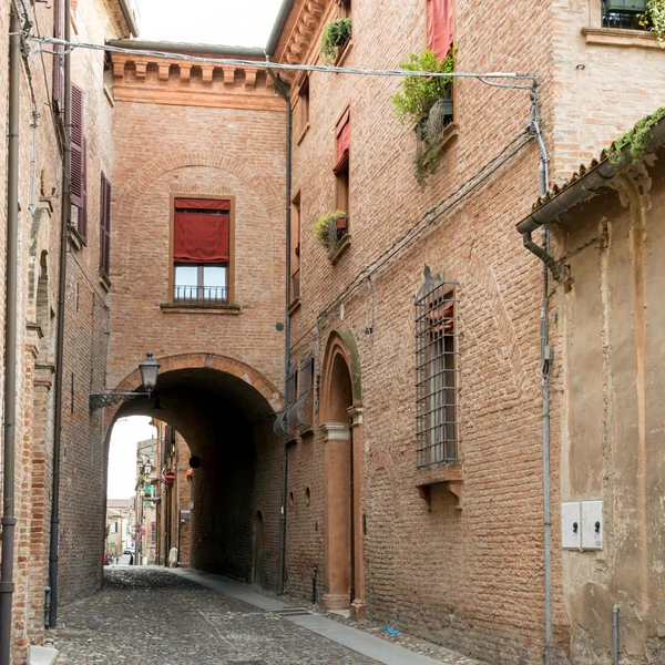 Bela arquitetura no centro da cidade de Ferrara — Fotografia de Stock