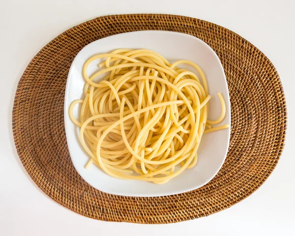 Italienska spaghetti maträtt med tomater och basilika — Stockfoto