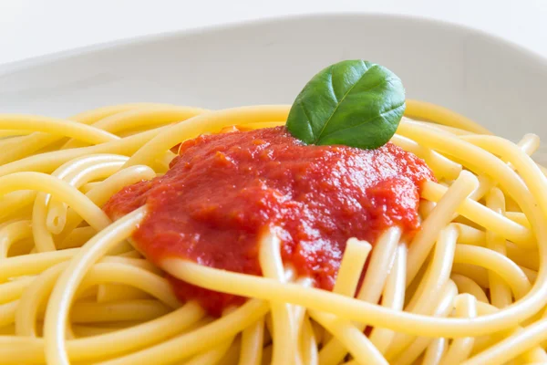 Spaghetti mit Tomaten und Basilikum — Stockfoto