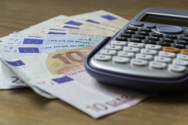 banknot ve bir hesap makinesi ile tasarruf analiz kavramı