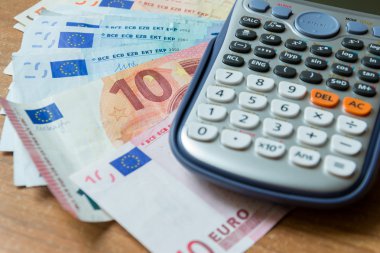 banknot ve bir hesap makinesi ile tasarruf analiz kavramı
