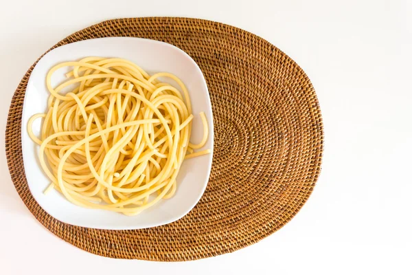 Plato de espagueti italiano con tomates y albahaca — Foto de Stock